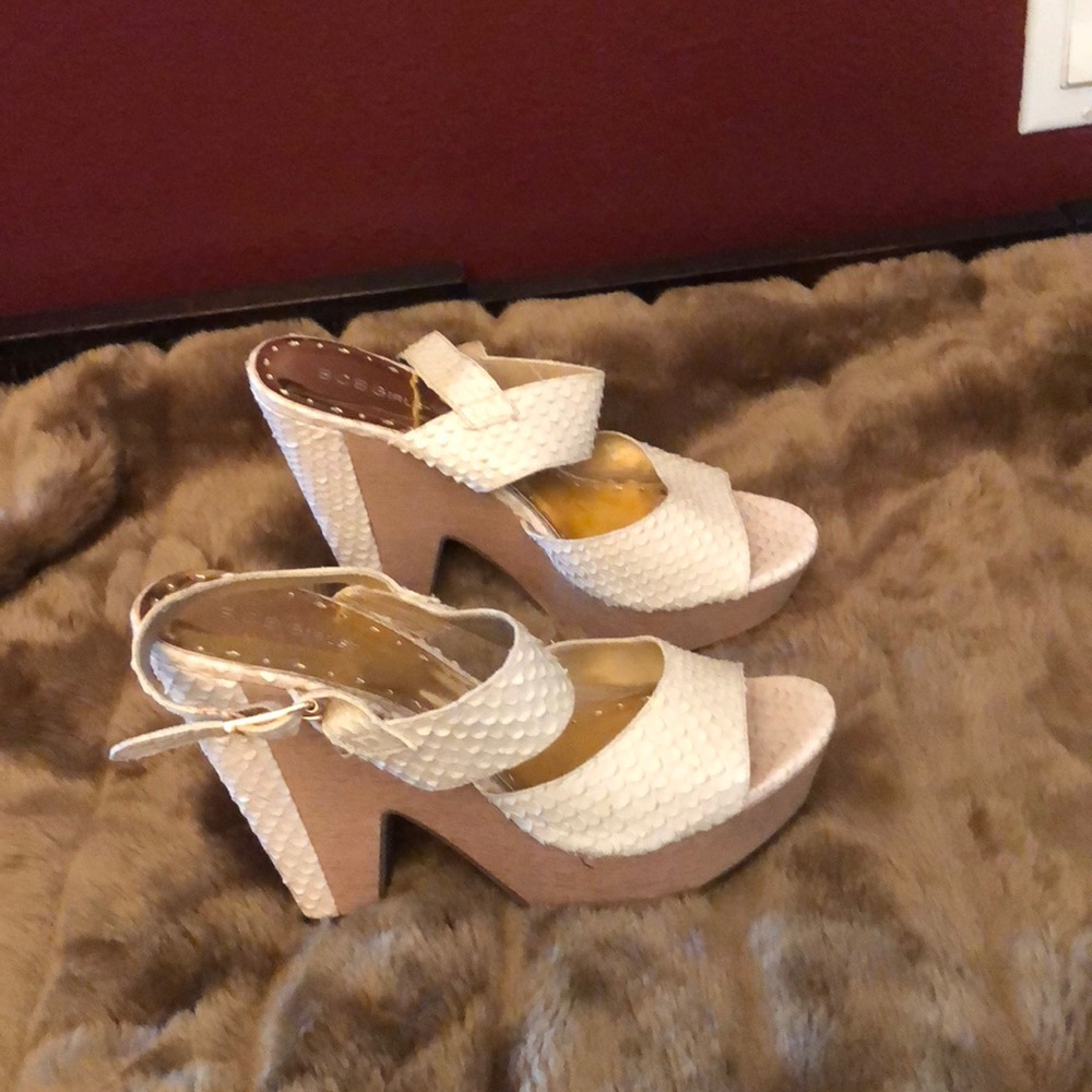 BCBG Girls size 9 platform cream sandals